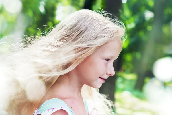 Portrait de petite fille aux cheveux blonds — Photo