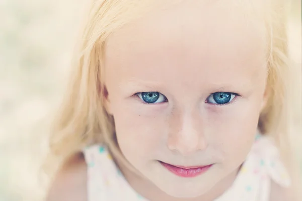 Portret van schattig klein meisje met blauwe ogen — Stockfoto