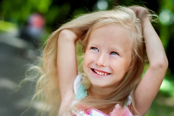 Lindo retrato de niña posando con su cabello Imagen de stock