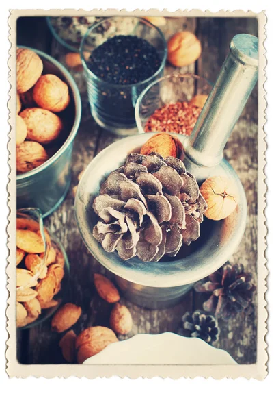 Regalos naturales de Navidad en un mortero. Nueces, piñas, almendras —  Fotos de Stock