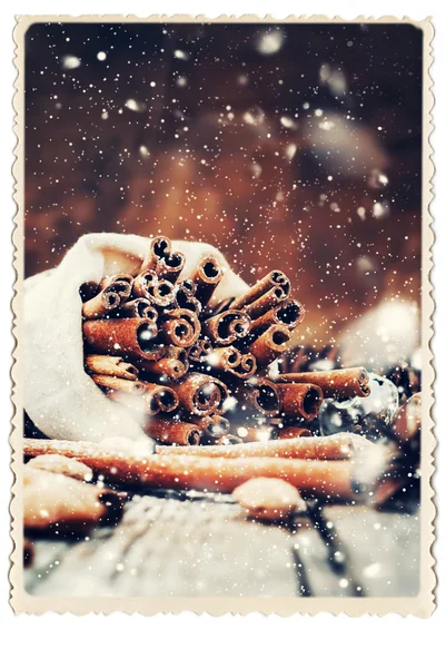Weihnachtsstangen aus Zimt auf Holzgrund, gezeichneter Schnee — Stockfoto