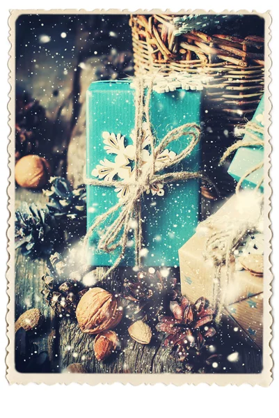 Ρετρό κάρτα Εορταστικά κουτιά με Snowflake διακόσμηση. Συντάσσονται χιόνι — Φωτογραφία Αρχείου