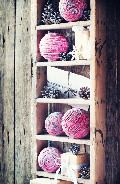 Vintage Christmas giften op de planken. Getekende sneeuwval — Stockfoto