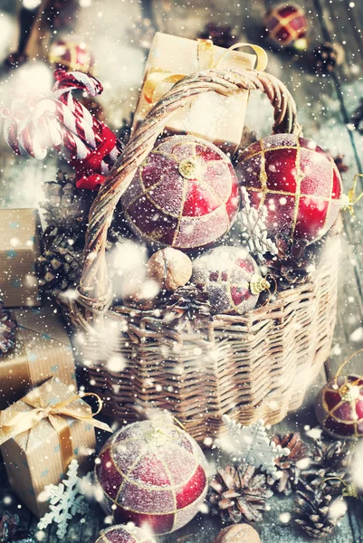 Juguetes de Navidad con regalos en la cesta. Nieve dibujada —  Fotos de Stock