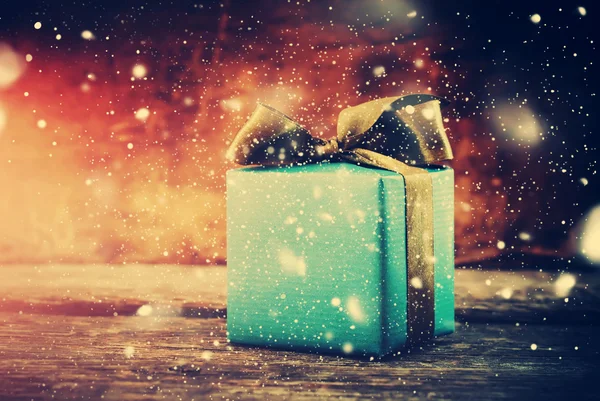Рождественский подарок. Праздничная коробка с рисованным снегом — стоковое фото