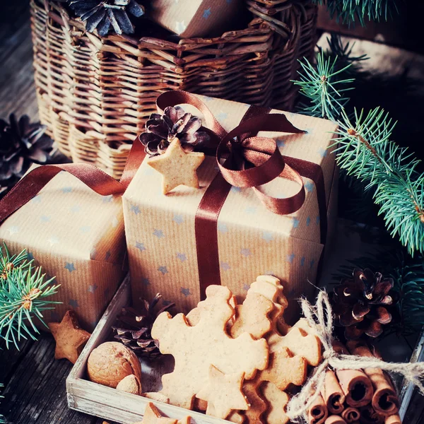 Festtagsdosen, Plätzchen und Tannenzapfen. Weihnachtsjahrgang — Stockfoto