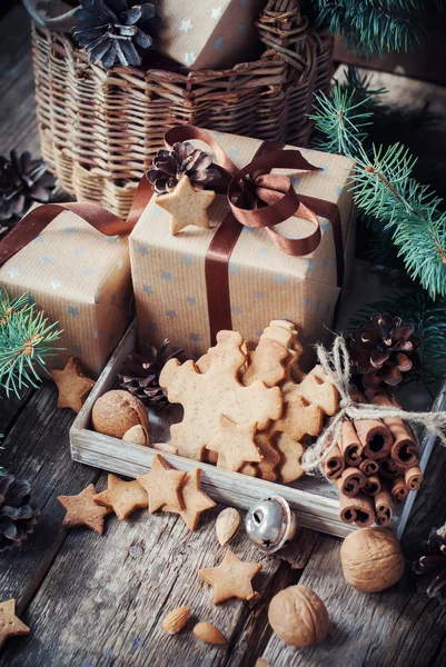 Праздничные подарки с коробками, печеньем и орехами. Затянутый снег — стоковое фото