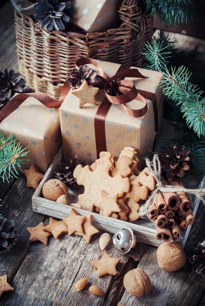 Regalos festivos con cajas, galletas y frutos secos. Nieve dibujada —  Fotos de Stock