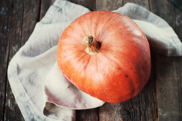 Calabaza con servilleta sobre mesa de madera. Tonificado. Vista superior — Foto de Stock