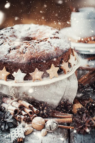 Weihnachtskuchen mit Zucker verziert. gezogenen Schnee — Stockfoto