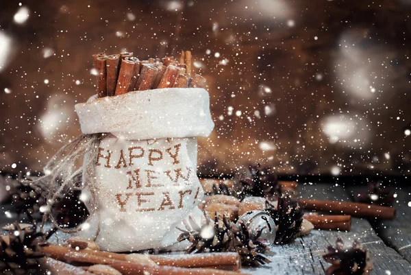 Cannella e ingredienti natalizi con effetto neve disegnata — Foto Stock