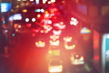 Gece şehrin trafik hareketi. Bulanık ufuk çok renkli ışıklar