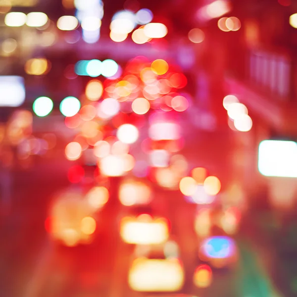 Bulanık ufuk çok renkli bir şehir sokaklarını ışıklar