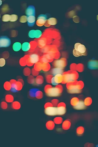 Movimiento de tráfico en Night City. Desenfocado difuminado Multi luces de color — Foto de Stock