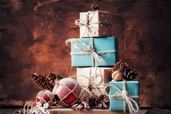 Regalos de Navidad, nueces, juguetes de abeto sobre fondo de madera — Foto de Stock