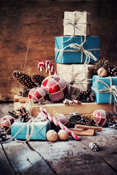 节日圣诞礼品盒、 麻绳、 球、 杉木树玩具 — 图库照片