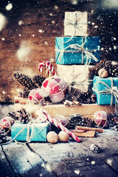 Regalos de Navidad navideños con cajas, juguetes de abeto. Nieve dibujada — Foto de Stock