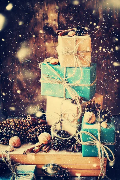 Stack of Holiday Boxes com Linen Cord, Nuts. Neve desenhada — Fotografia de Stock