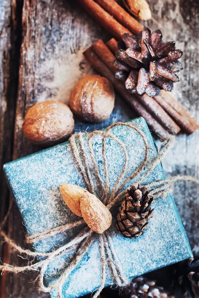 Caja de Navidad con cordón de lino y regalos naturales. Vintage — Foto de Stock