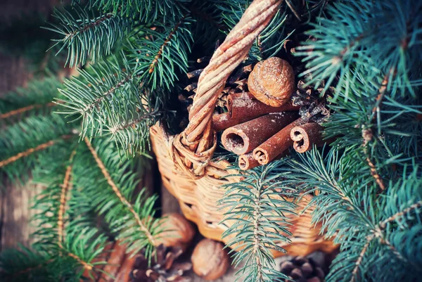 Decoração natural de Natal em uma cesta rural. Nozes, árvore de abeto, canela — Fotografia de Stock