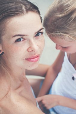 Gülümseyen anne ve genç kızı. Aile kavramı. Tonda