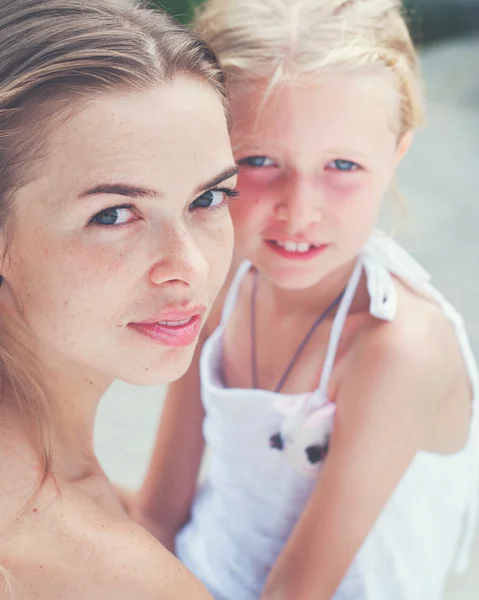Porträtt av ung vacker mamma nära med dotter — Stockfoto