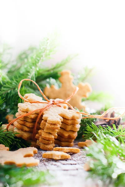 Zencefilli kurabiye kar taneleri bir ip tarafından bağladı. Beyaz izole