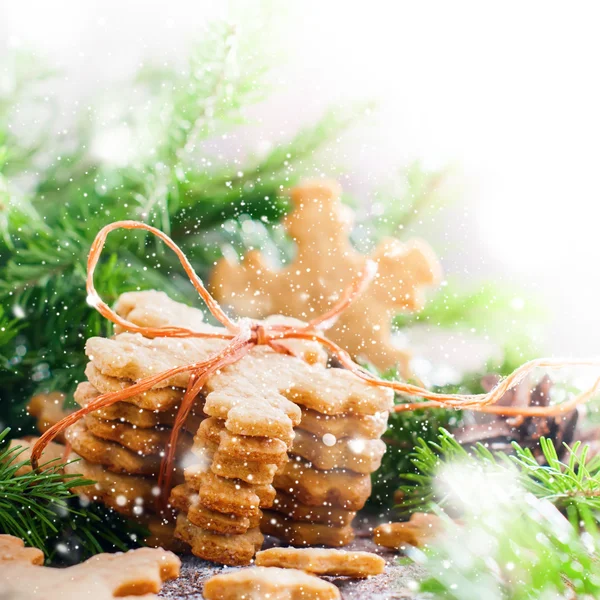 Ginger Cookies Snowflakes tied up by a Rope. Drawn Snow — Stock Photo, Image
