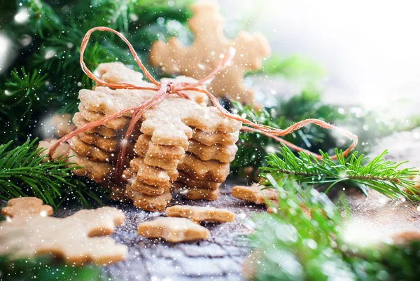 Zencefilli kurabiye kar taneleri bir ip tarafından bağladı. Çizilmiş kar