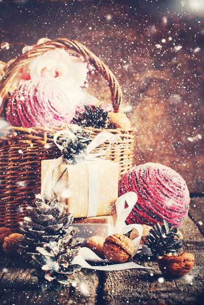 Состав с рождественскими подарками, коробками, корзинами, сосновыми шишками. Затянутый снег — стоковое фото