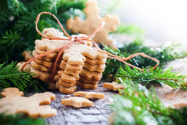 Imbir ciasteczka płatki śniegu w skład Boże Narodzenie — Zdjęcie stockowe