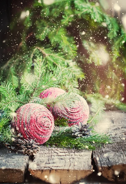 Рождественские розовые шарики на деревянном фоне, винтаж. Затянутый снег — стоковое фото