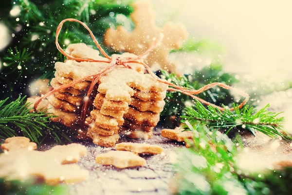 Stapel von Ingwerplätzchen Schneeflocken in weihnachtlicher Zusammensetzung. gemildert — Stockfoto