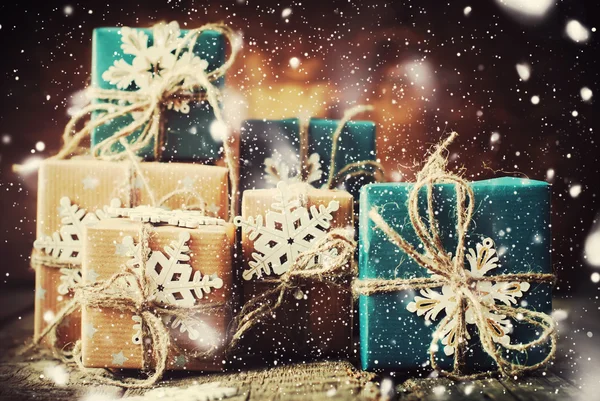 Arredamento per scatole di Natale con fiocchi di neve. Neve disegnata — Foto Stock
