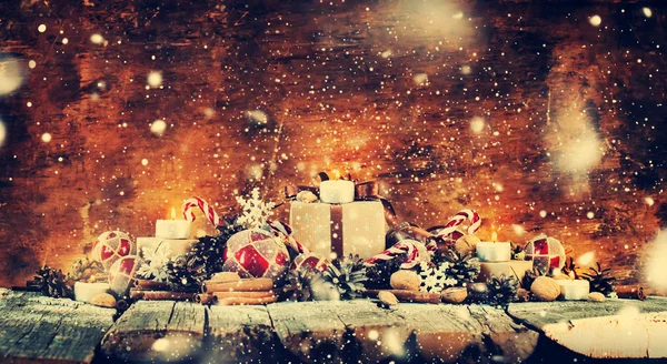 Composición de Navidad con Velas, Caja, Juguetes. Nieve dibujada —  Fotos de Stock