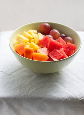 Tropikal meyve ve çilek: su-kavun, ananas, papaya, üzüm