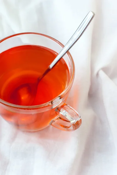 Τσάι φρούτων σε ένα φλυτζάνι τσαγιού γυαλί — Φωτογραφία Αρχείου