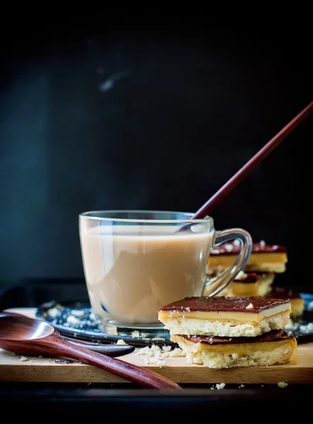 Cacao caliente con galletas de chocolate sobre fondo negro —  Fotos de Stock