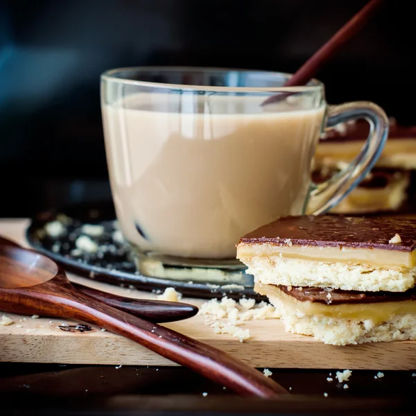 Karamellkekse aus Schokolade und heißer Milchtee — Stockfoto