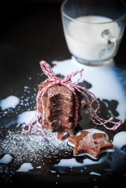 Gingerbread çerezleri yıldız şekli ile süt tablo bırakma