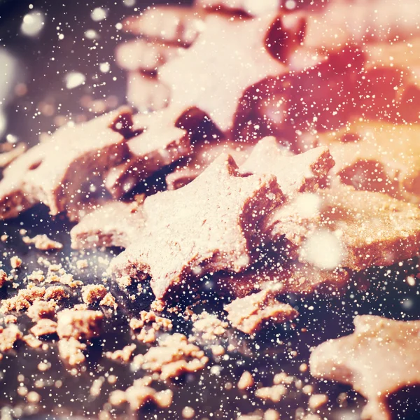 Pequenos biscoitos de chocolate de Natal em forma de estrela. Neve desenhada — Fotografia de Stock
