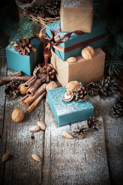 Cadeaux de fête avec la moitié de noix sur boîte. Style Vintage — Photo