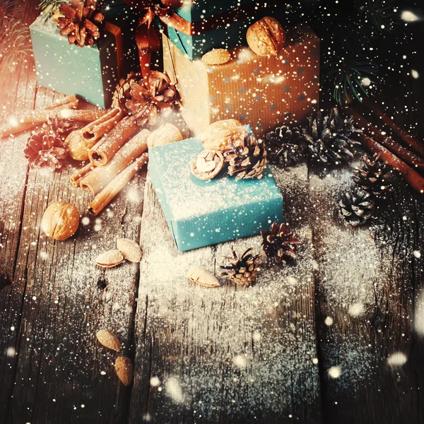 Рождественская тема с половиной грецкого ореха на коробке. Натуральный винтаж — стоковое фото