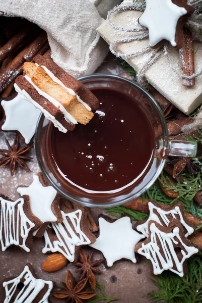 Petits biscuits de Noël au chocolat avec sucre glacé sur tasse — Photo