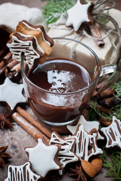 Winzige Schokoladen-Weihnachtskekse mit Puderzucker auf Tasse — Stockfoto