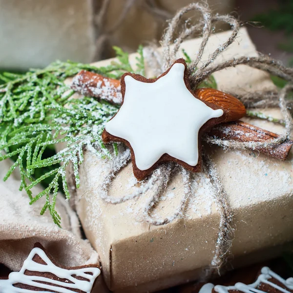 Украшение рождественского подарка печеньем и миндалем — стоковое фото