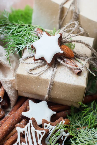 Decorazione di un regalo di Natale con biscotti e mandorle — Foto Stock