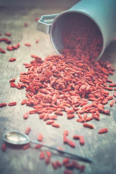 Gesunde Goji-Beeren auf einem Holztisch verstreut. Selektiver Fokus — Stockfoto