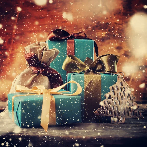 Renk yay ile Noel hediyeleri. Çizilmiş kar yağışı. Vintage