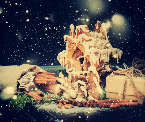 Lebkuchenhaus auf dunklem Backgrund. Weihnachtskarte — Stockfoto